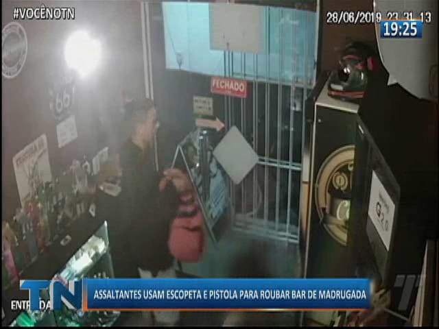 Assaltantes usam escopeta e pistola para roubar bar de madrugada