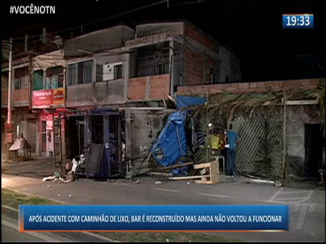 Bar é reconstruído após acidente com caminhão de lixo