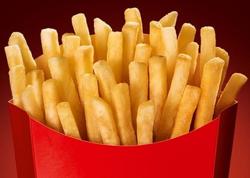 Cliente faz disparos com arma de fogo em lanchonete após receber batatas fritas frias