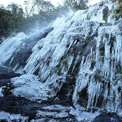 Cidade em Santa Catarina registra -9,2º C e tem cascata congelada