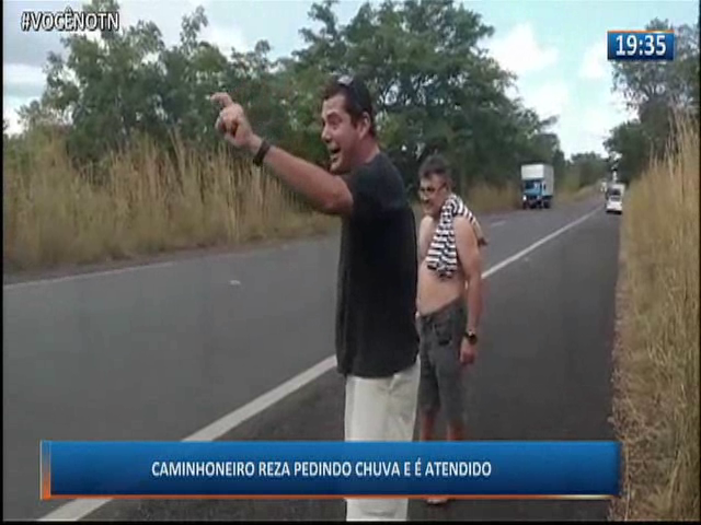 Caminhoneiro reza pedindo chuva e é atendido