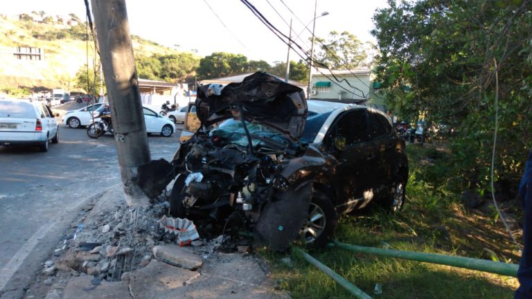 Carro bate em poste e complica trânsito na rodovia Serafim Derenzi
