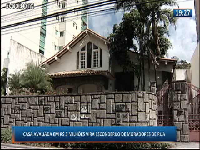 Casa avaliada em R$ 5 milhões vira esconderijo de moradores de rua