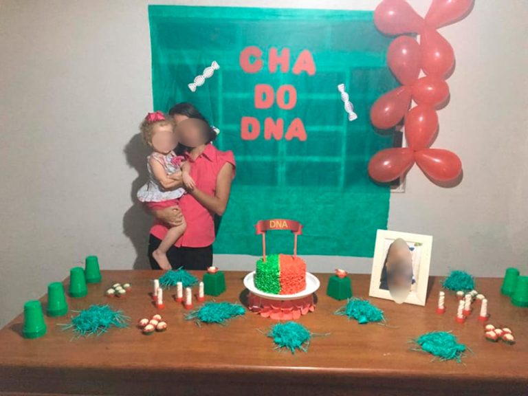Jovem faz o “Chá do DNA” para divulgar resultado de exame de paternidade