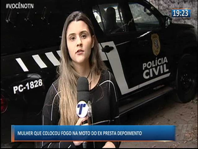 Mulher que botou fogo na moto do ex presta depoimento