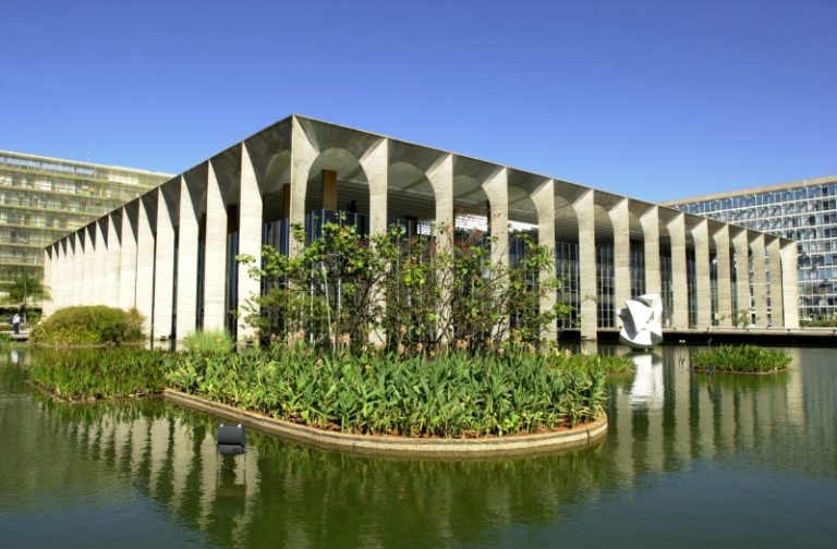 Seleções para formados em Direito com salários de até R$ 30 mil