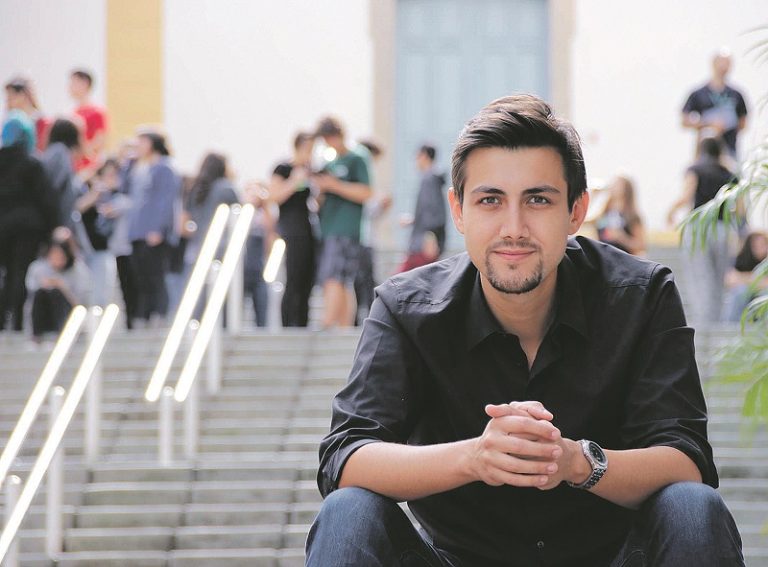 “A mágica é lúdica e desperta emoções”