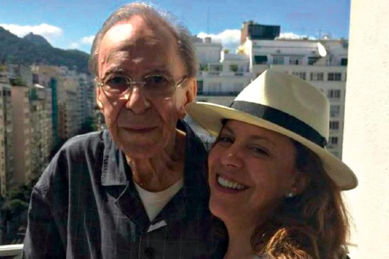Corpo de João Gilberto é velado no Rio de Janeiro no Teatro Municipal. O artista faleceu no último sábado