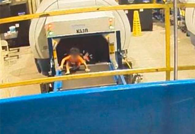 Menino de dois anos sobe em esteira de aeroporto e causa pânico