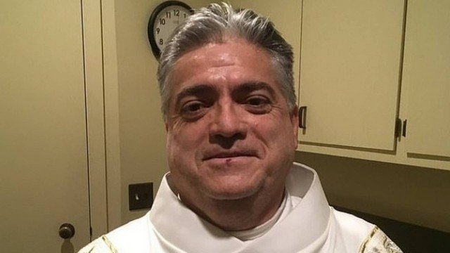 Padre sofre acidente de carro e paramédicos descobrem quase R$ 70 mil desviados de igreja