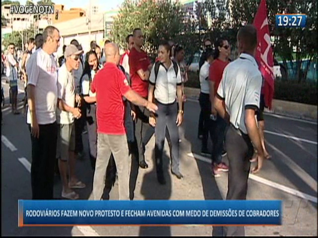 Rodoviários fazem novo protesto e fecham avenidas com medo de demissões de cobradores