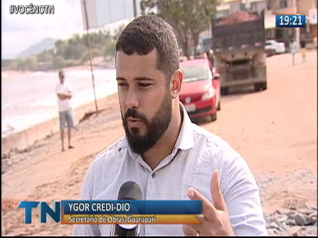 Ressaca do mar destrói orla de Meaípe, em Guarapari