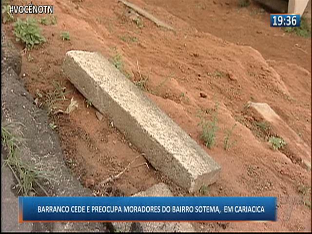 Barranco cede e preocupa moradores do bairro Sotema, em Cariacica
