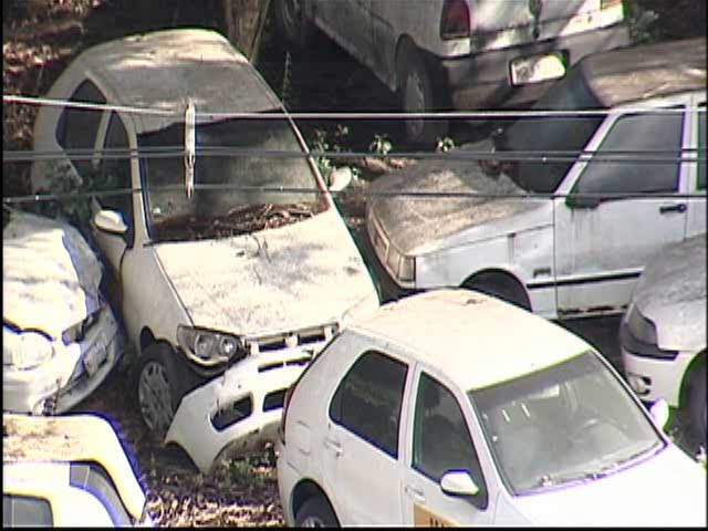 Terreno da União abriga carros abandonados em Cariacica e preocupa moradores há anos!
