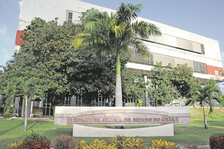Concursos em tribunais com salários de até R$ 30 mil