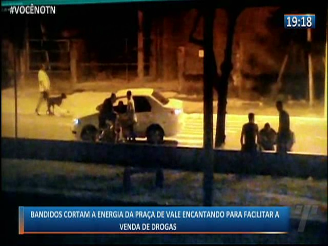 Bandidos cortam a energia da praça de vale encantando para facilitar a venda de drogas