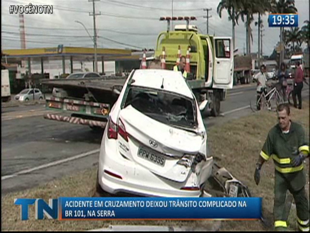 Acidente em cruzamento deixou trânsito complicado na BR 101, na Serra