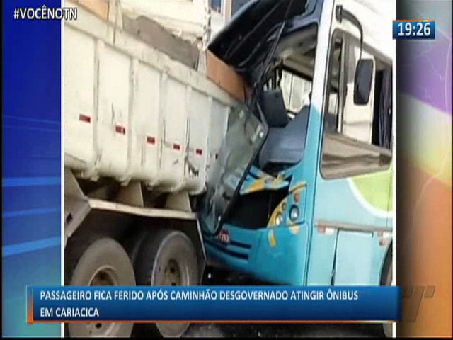 Passageiro fica ferido após caminhão desgovernado atingir ônibus