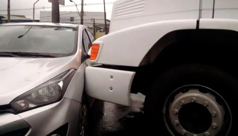BR-101: Acidente entre caminhão e carro deixa o trânsito lento