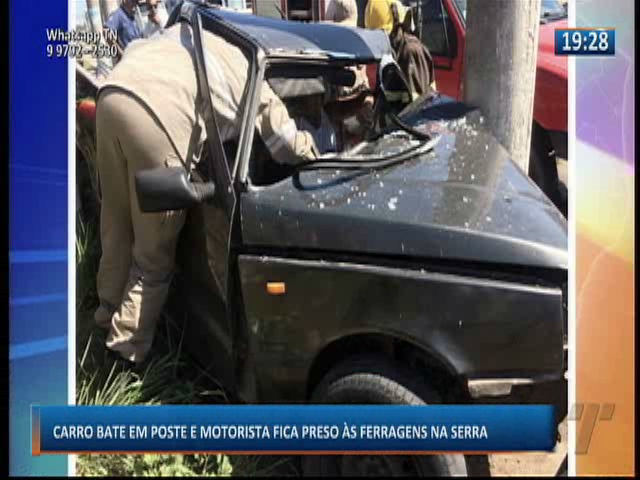 Carro bate em poste e motorista fica preso às ferragens na Serra