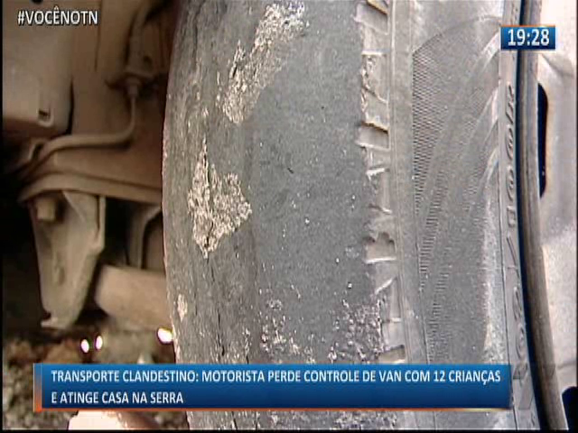 Motorista perde controle de van com 12 crianças e atinge casa na Serra!