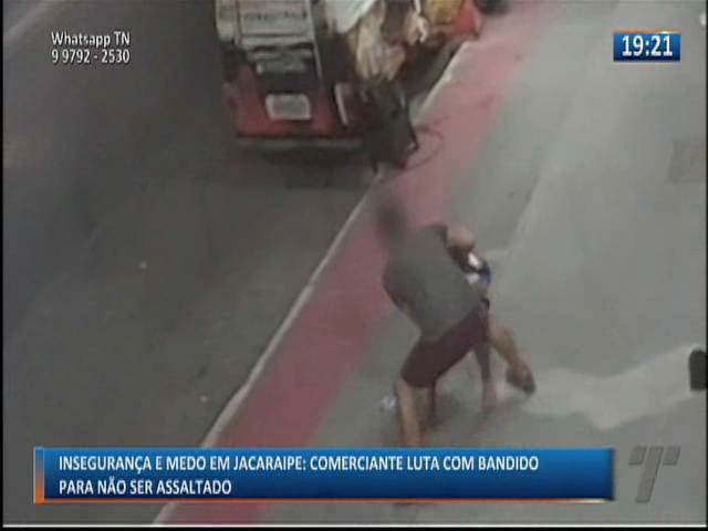 Comerciante luta com bandido para não ser assaltado em Jacaraípe