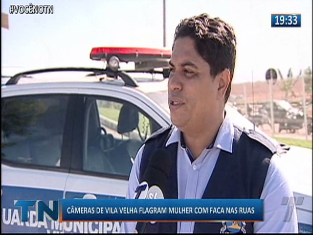 Câmeras de Vila Velha flagram mulher com faca nas ruas