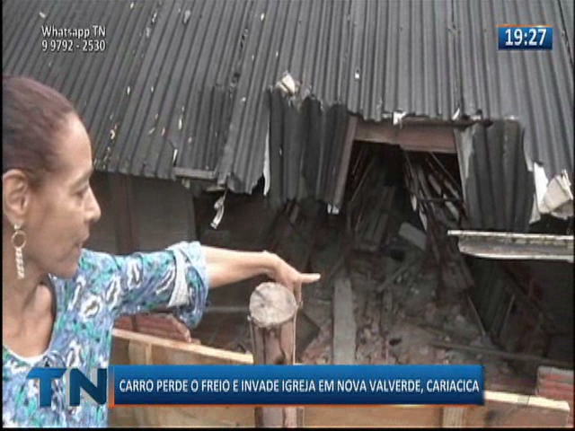 Carro perde o controle e invade igreja em Nova Valverde