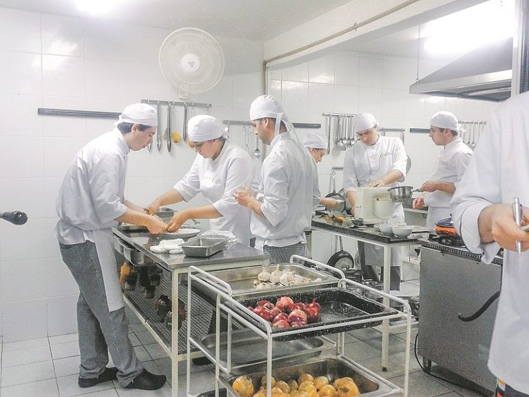 Semana começa com 817 vagas de emprego