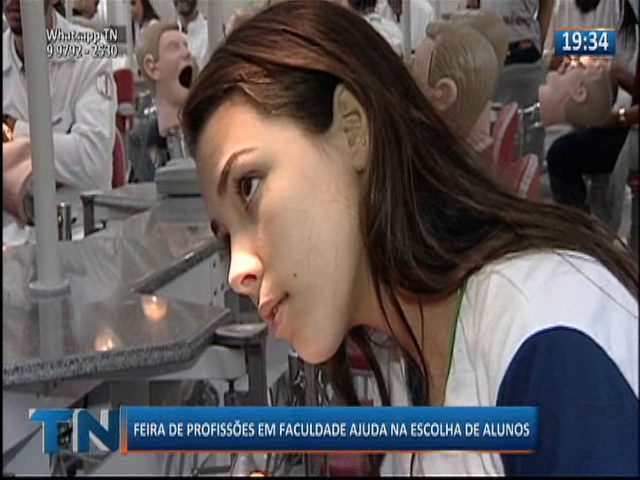 Feira de profissões em faculdade ajuda na escolha de alunos