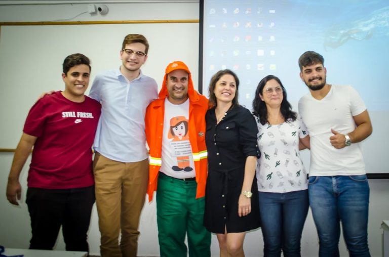 Gari vai uniformizado para defender trabalho de faculdade