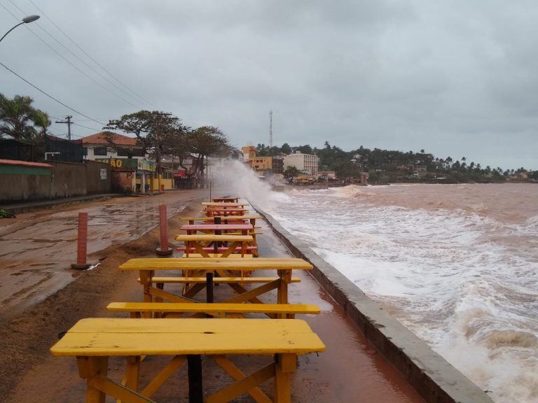 Fotos: Ciclone extratropical assusta moradores no litoral do Estado