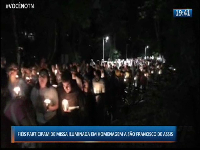 Fiéis participam de missa iluminada em homenagem a São Francisco de Assis