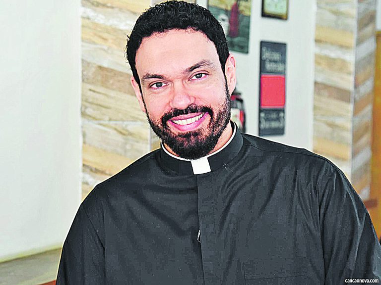 Padre Zandoná na Praia da Costa