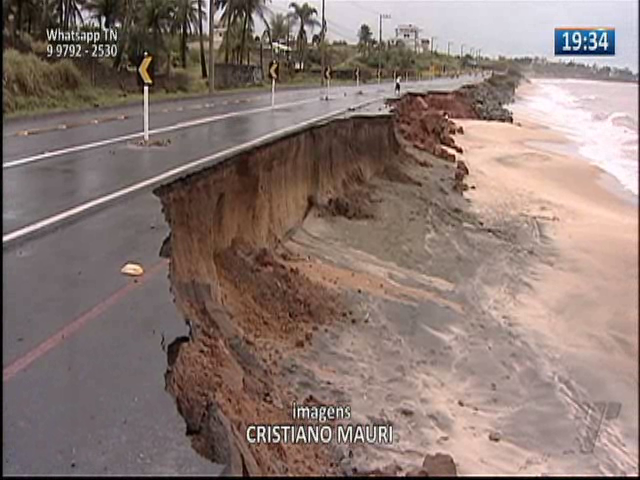 Mais um carro cai na pista de Meaípe