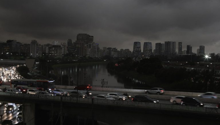Com escuridão atípica, dia “vira” noite em São Paulo