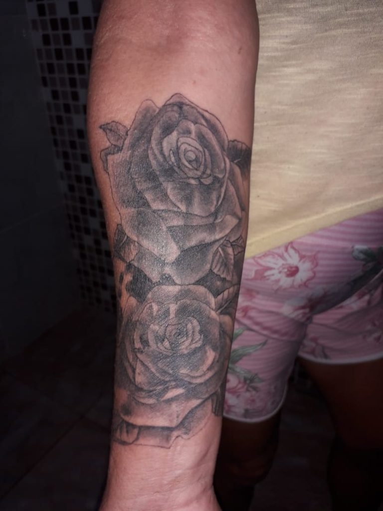 Dona de casa cobre tatuagem após não conseguir emprego