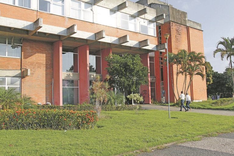 Ufes abre vagas com salário até R$19.985 para professor