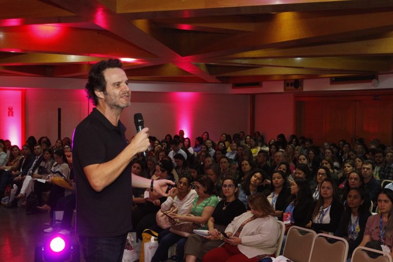 Professores têm de reaprender a aprender, dizem especialistas
