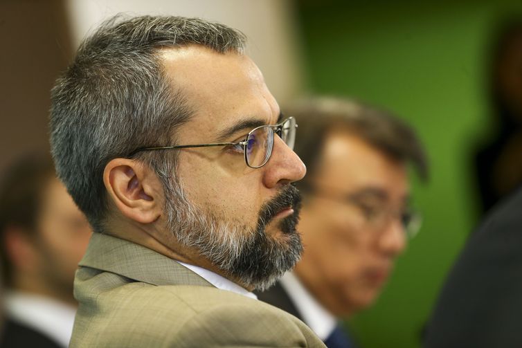 Ministro da Educação critica salário de professor: ‘zebra gorda’