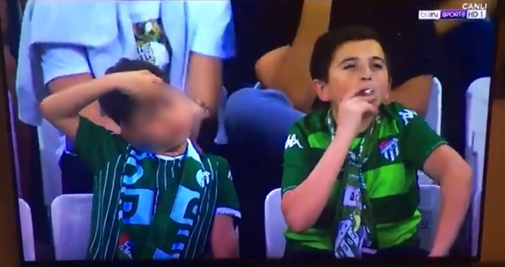 Vídeo: ‘Criança’ que aparece fumando em estádio é pai e tem 36 anos