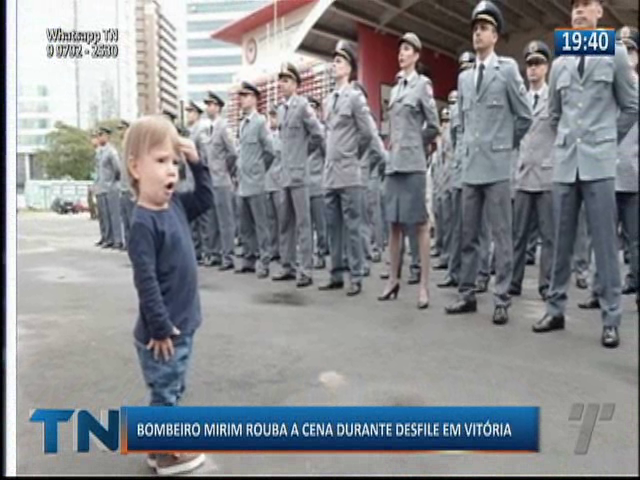 Bombeiro mirim rouba a cena durante desfile em Vitória