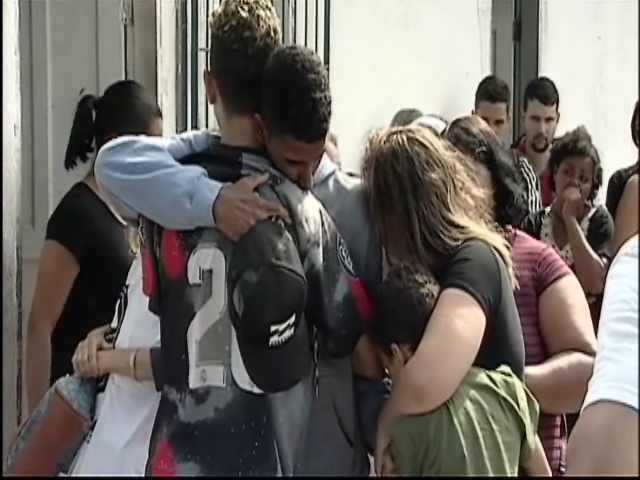 Desesperos e pedidos de justiça durante enterro de estudante morto a facadas em Cariacica