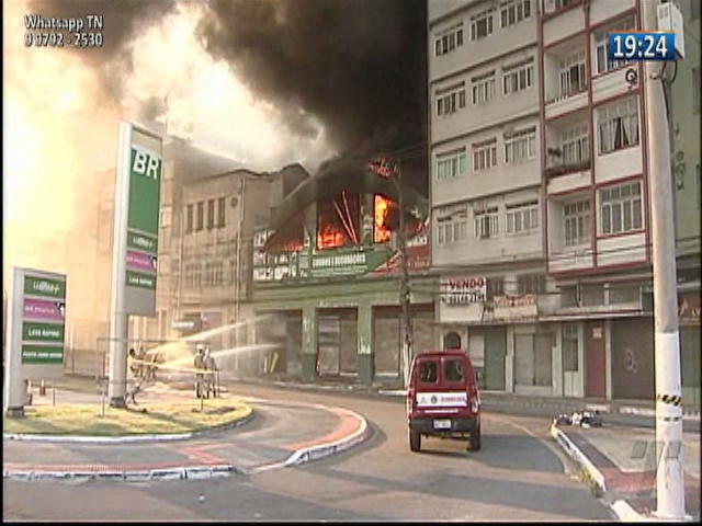 Bombeiros combatem incêndio na Vila Rubim