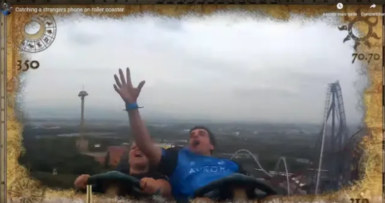 Vídeo: Homem pega celular no ar durante looping em montanha-russa