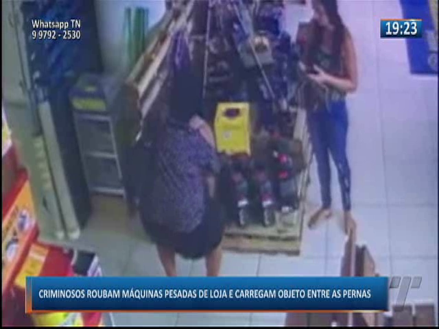 Criminosos roubam máquinas pesadas de loja e carregam objetos entre as pernas