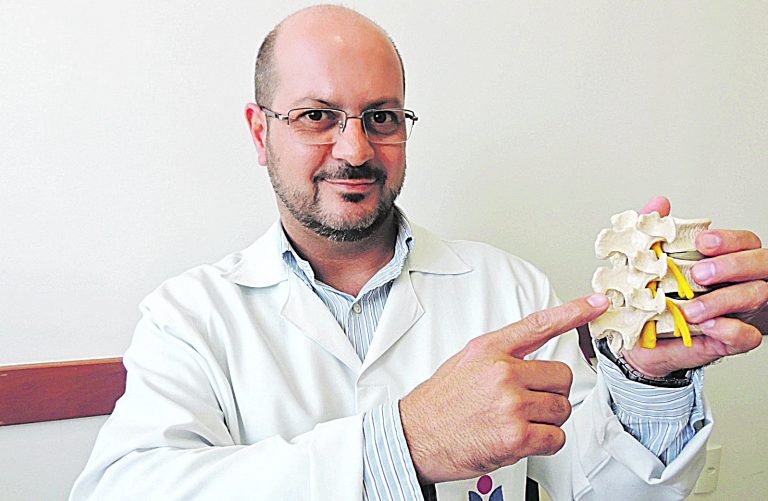 Cirurgia por vídeo para tratar hérnia de disco e artrose
