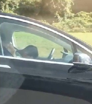 Vídeo: Motorista é flagrado dormindo ao volante de carro a 90 km/h