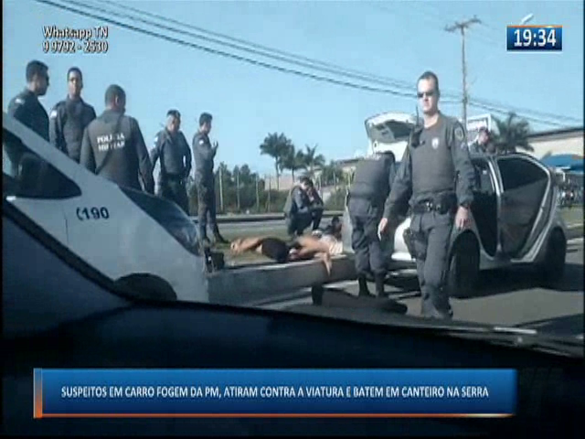 Suspeitos em carro fogem da PM, atiram contra a viatura e batem em canteiro na Serra