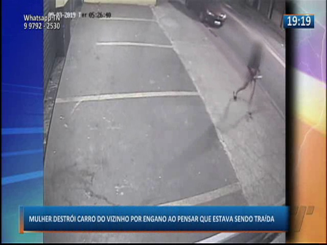 Mulher destrói carro do vizinho por engano ao pensar que estava sendo traída